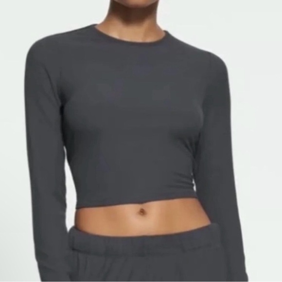 SKIMS Tops - NWT SKIMS SOFT LOUNGE RIB LONG SLEEVE CROP TOP WOMENS SIZE LARGE in GRAPHITE